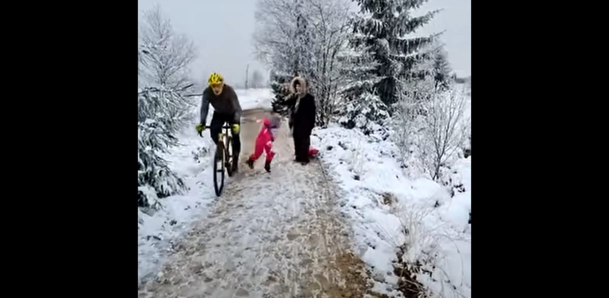 Emlékeznek még a kislányt fellökő bringásra? Most még ő kap kártérítést a gyerek apjától