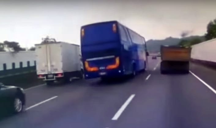 Ez történik, ha egy buszsofőr autóversenyzőnek képzeli magát – videó