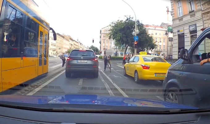 A budapesti bringásokra is lecsaptak a kamerás civil rendőrautókkal