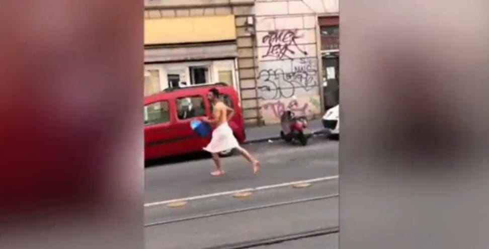 Egy szál törölközőben menekült a hűtlen férj Róma utcáin -– videó