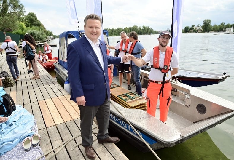 Már hajóról is oltanak Bécsben