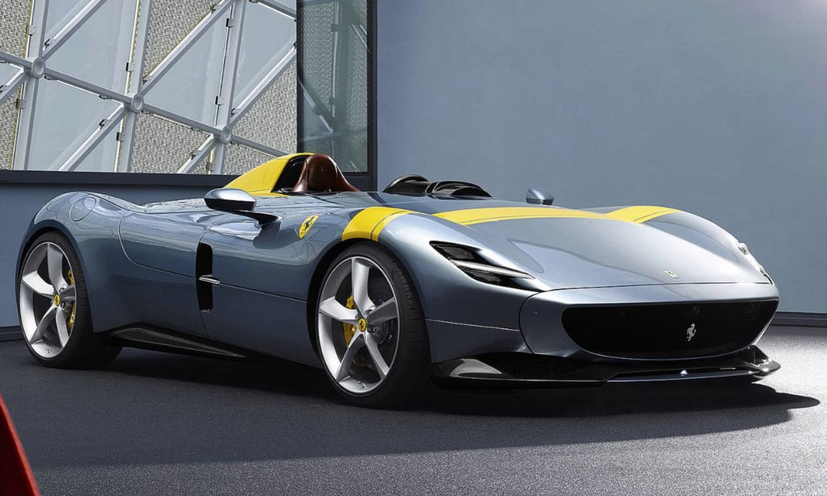 A nap fotója: a budapesti milliárdos máris bepattant a legújabb Ferrariba