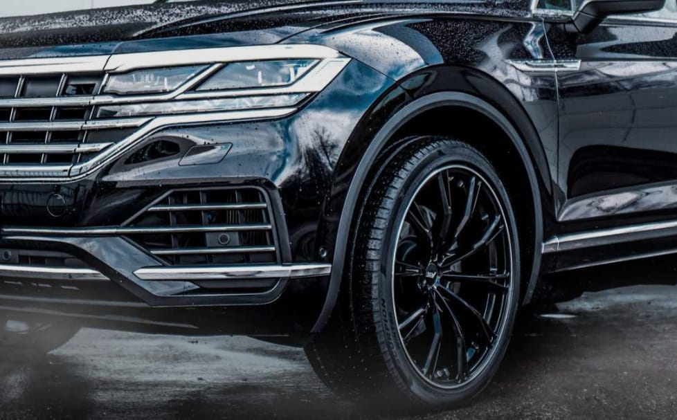 Jön egy 450 lóerős csúcsváltozat a VW Touaregből