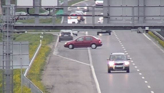 Csapatosan kezdtek életveszélyes manőverbe az M4-esen bedugult autósok – videó