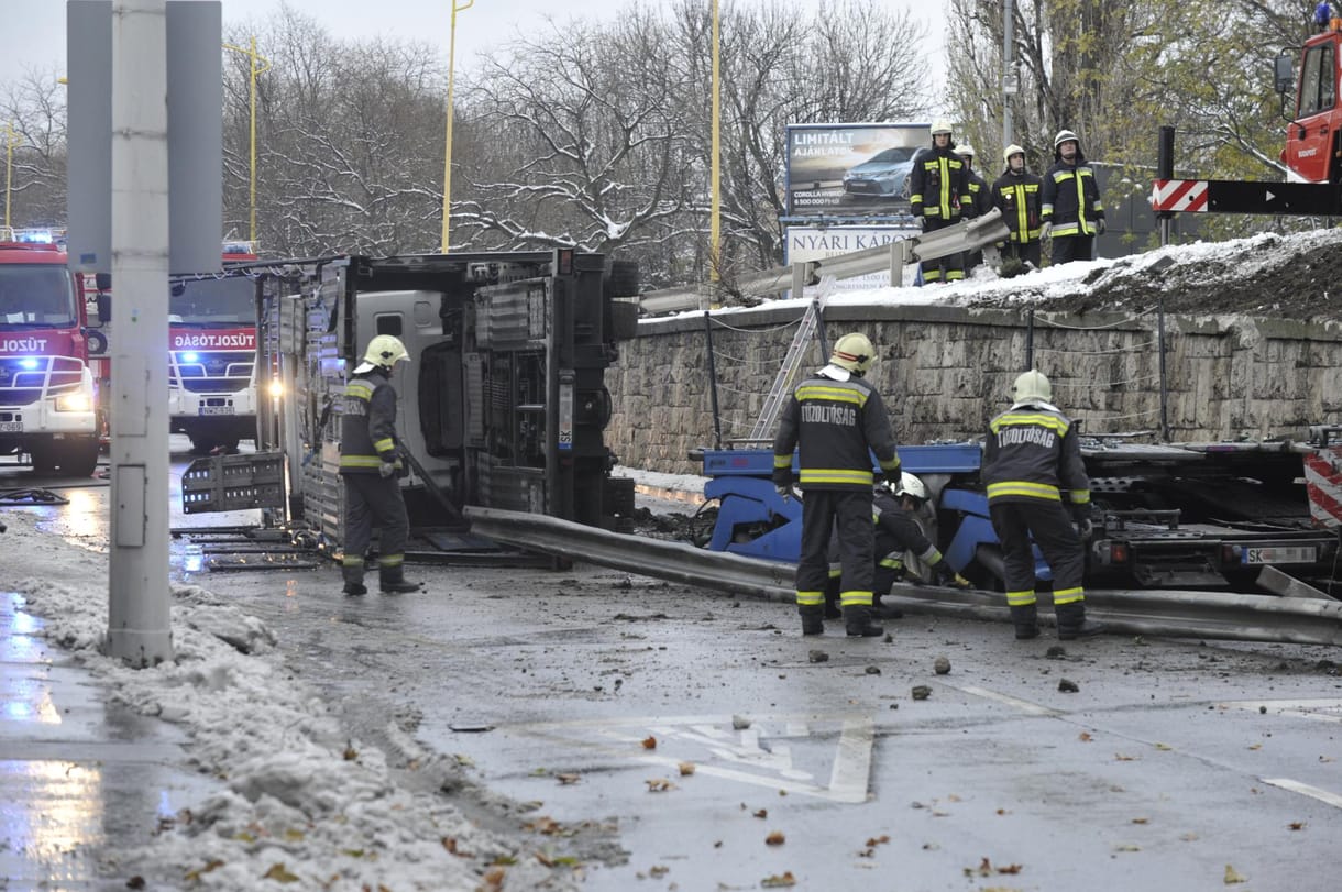 Fotókon a Budaörsi útra zuhant tréler