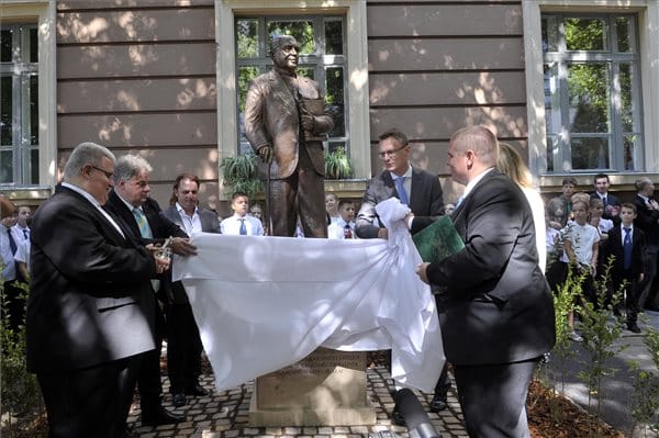 Heisler András: Nyugi, beszélgessünk, mielőtt szobrot állítunk