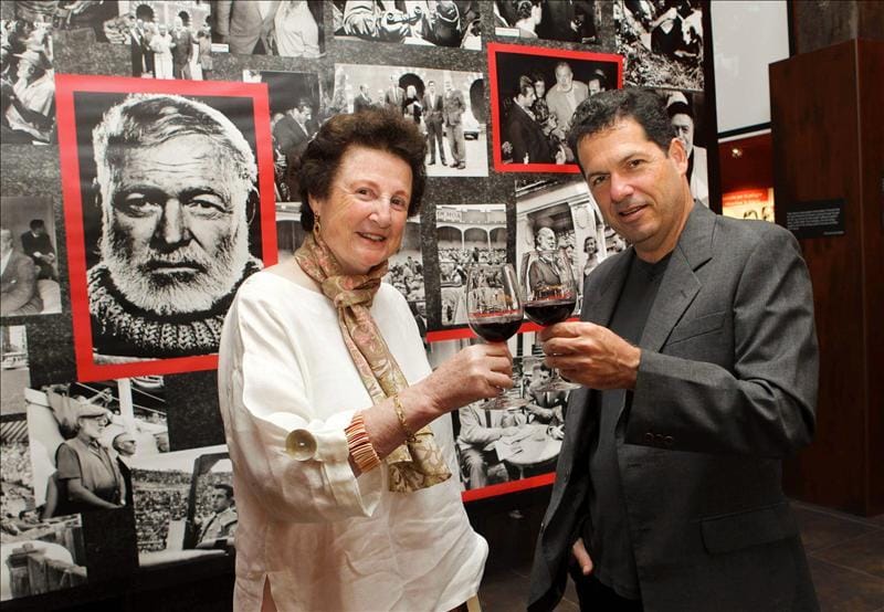 Eddig nem látott Hemingway-fotók kerültek elő egy pincéből