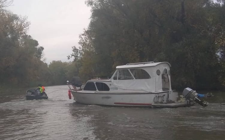 Tehetetlenül sodródott, majd fennakadt a nádasban egy elszabadult lakóhajó a Tisza-tavon – fotók