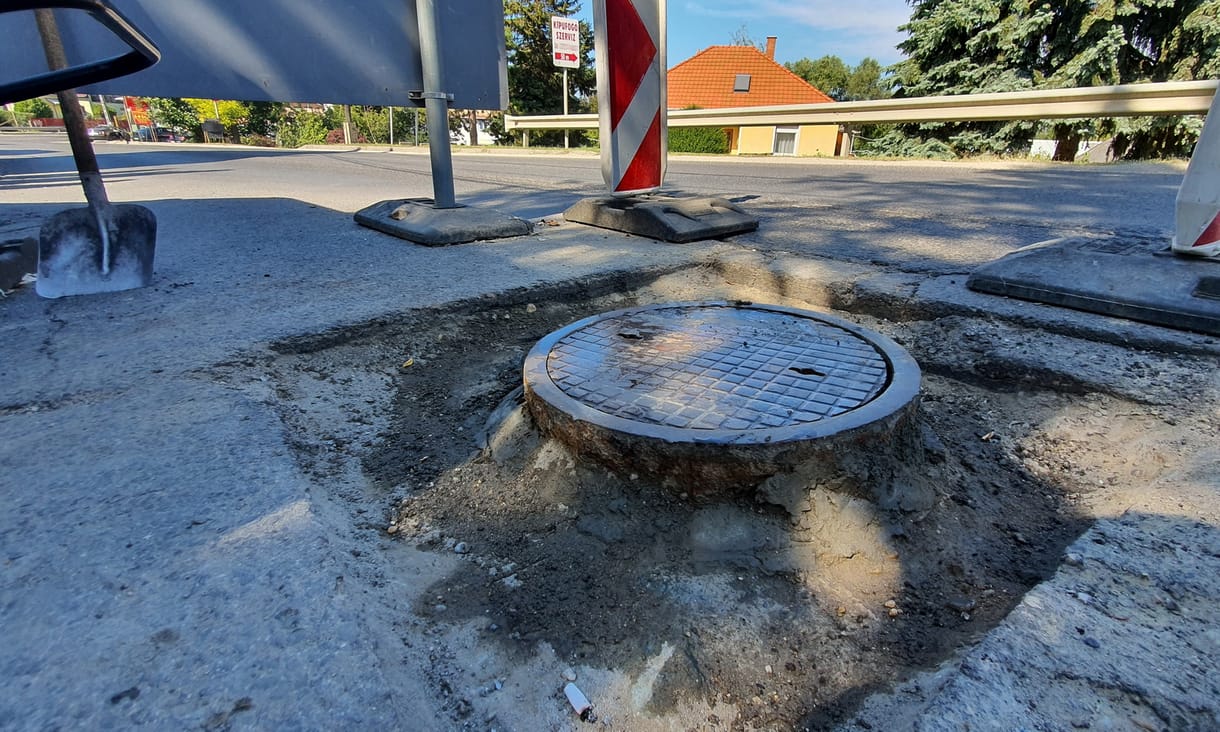 Javítják az eddig gazdátlan solymári úthibát, még ma kész lesz