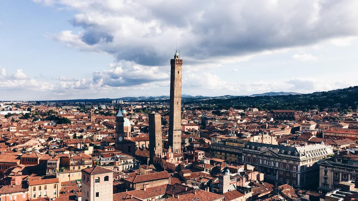 Az összeomlás fenyegeti Bologna híres tornyát