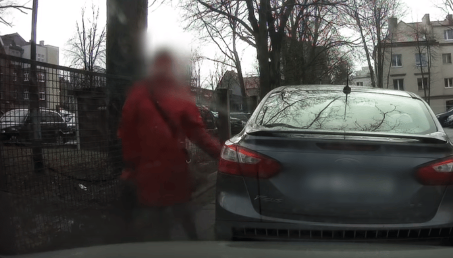 Máshol is vannak gonosz autókarcolós nénik – videó