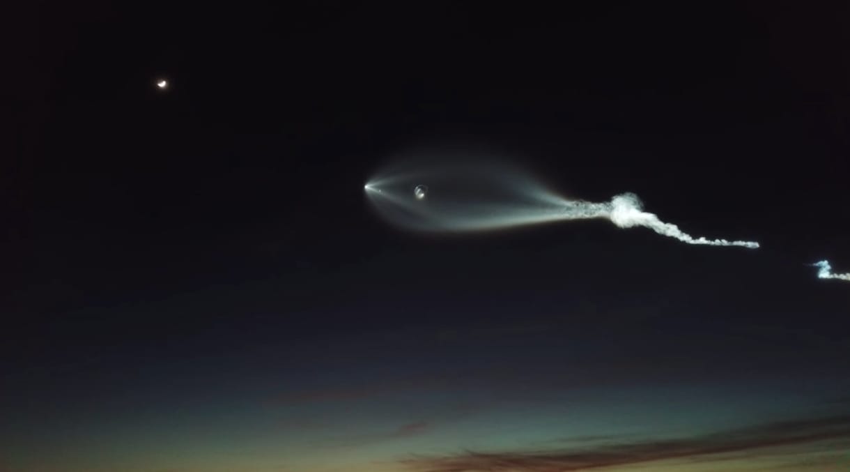 Ez valami bámulatos: levideózták az esti égbolton felfele törő SpaceX Falcon 9 rakétát