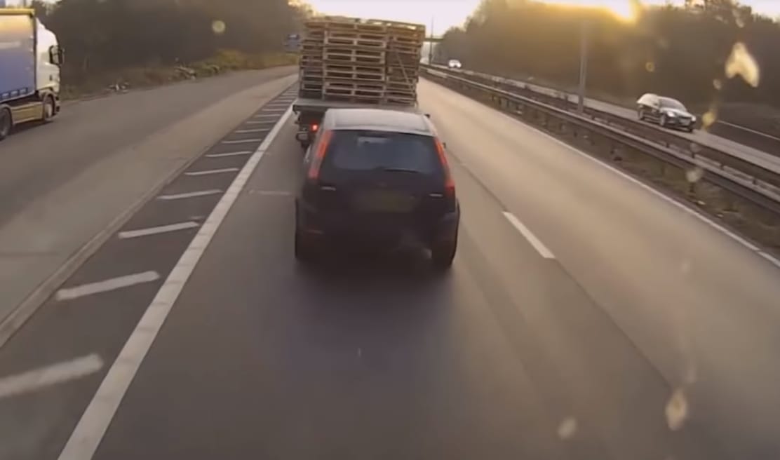 Utasával együtt préselte össze a Ford Fiestát, az egészet felvette a kamera – videó