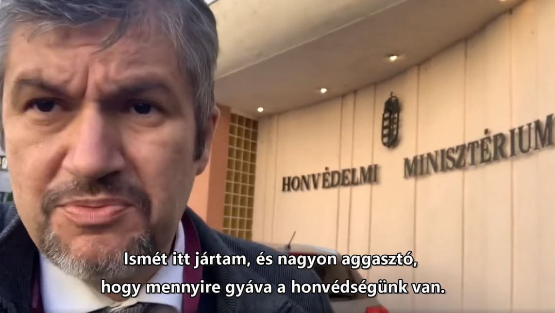 Kiküldték Hadházyt a Honvédelmi Minisztériumból, amikor Orbán repülőútjának dokumentumaiba akart belenézni