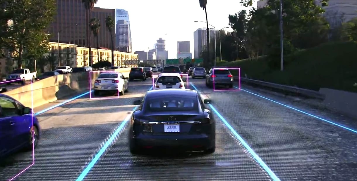 Videó: Már nem is kéri a Tesla autója, hogy néha fogjuk a kormányt