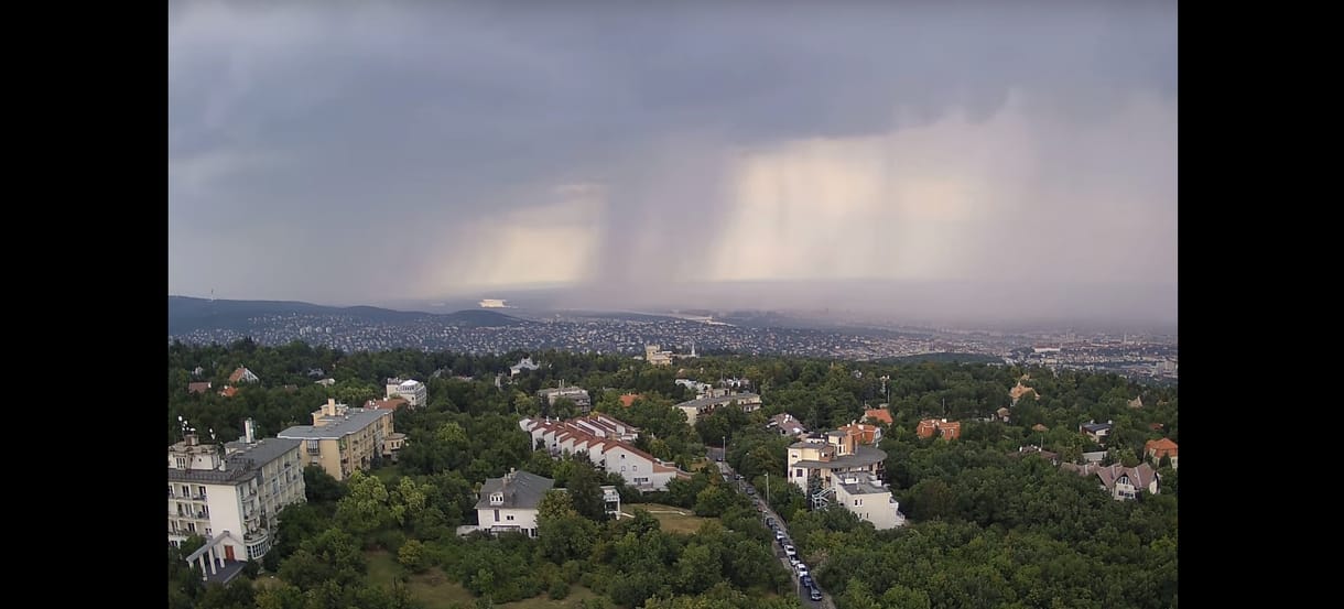 Megbontotta a viharos szél az Újhegyi úti uszoda tetejét, több autóra fa zuhant