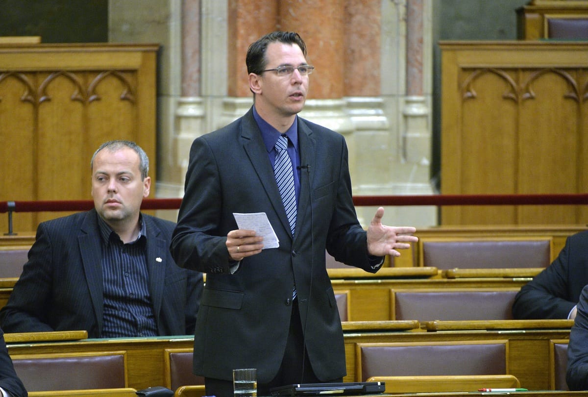 Kifütyülték a szivárványszínűző jobbikost 