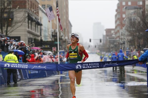 Pandajelmezben edző, illetve abszolút kezdő amatőr okozott meglepetést a bostoni maratonon