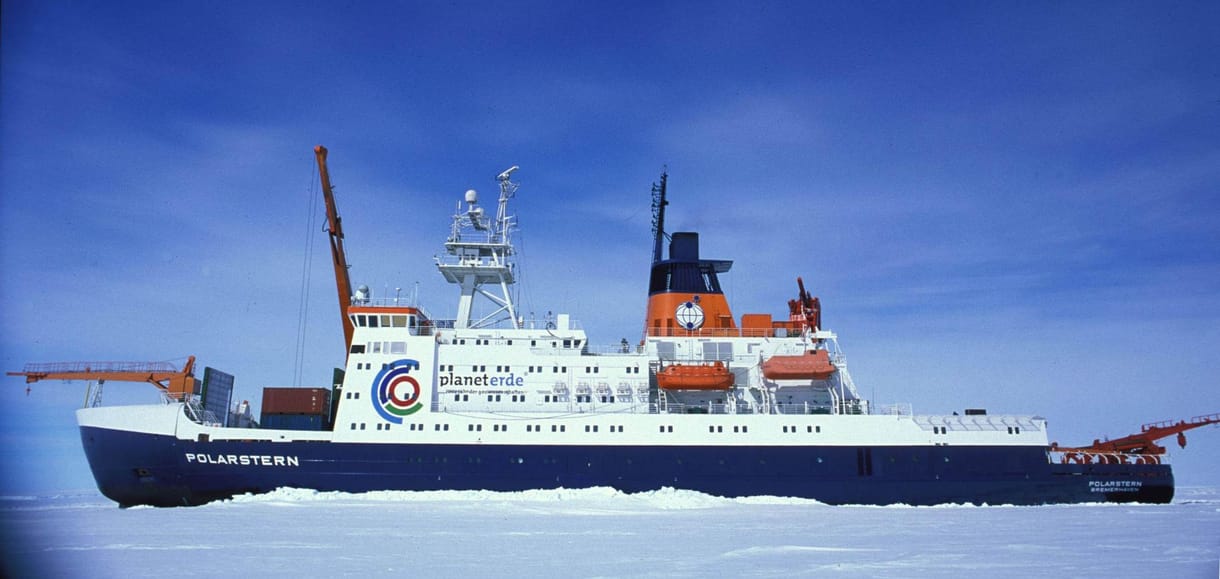 Körbehajózta a gigantikus A74 antarktiszi jéghegyet a Polarstern kutatóhajó