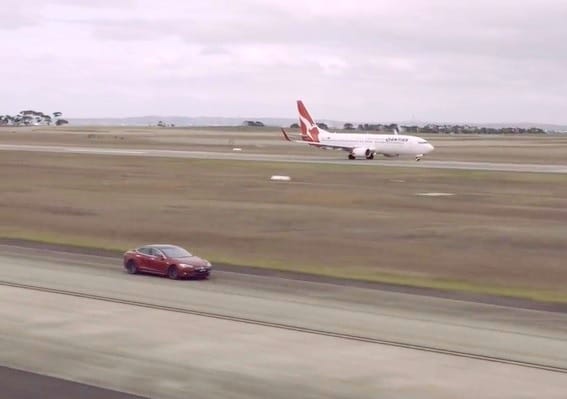 Elfogytak az autók, most már repülő ellen gyorsulgat a Tesla Model S – videó
