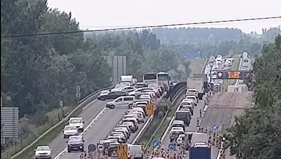 Tömegesen gondolták úgy az M1-es autópályán autózók, hogy rájuk nem vonatkozik a KRESZ – videó