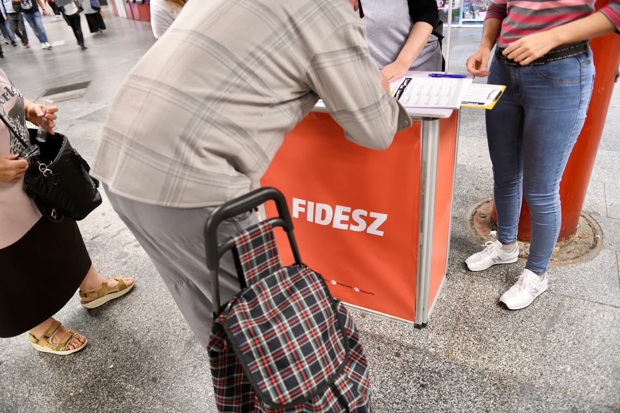 Fideszes pultokkal vették körbe az előválasztási sátrat a Bosnyák téren