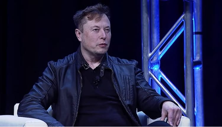 Elon Musk szerint rövidesen elkészülnek a teljesen önvezető technológiával