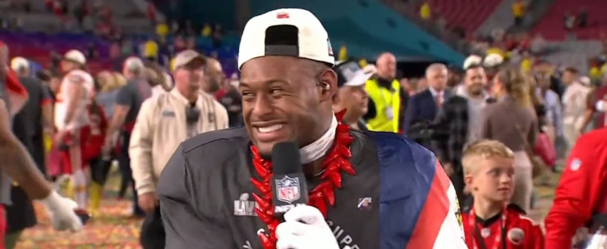 Egy amerikaifutball-játékos élő adásban tudta meg, hogy egymillió dolláros bónuszt kapott a Super Bowl után – videó