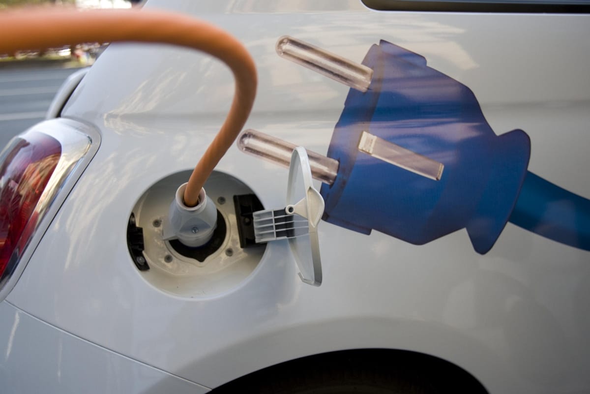 Kevesen állnak át elektromos autóra