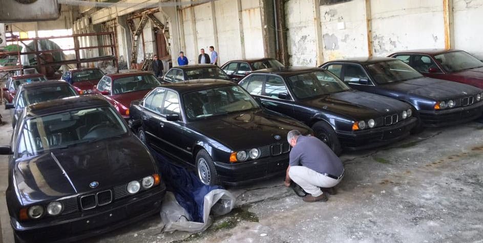 Egy csapatnyi 25 éves, vadonatúj, forgalomba sem hozott BMW-t találtak egy bolgár garázsban
