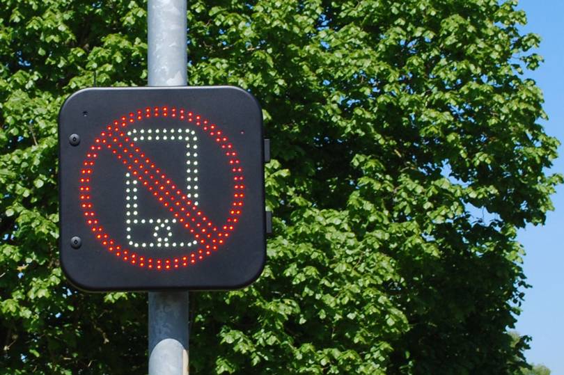 A chatelő és facebookozó sofőrökre vadászik a rendőrség ezen a hétvégén