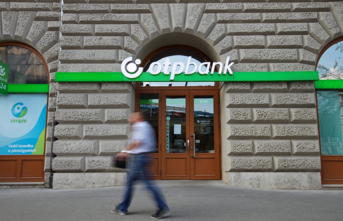 A dolgozóknak már kötelező lesz maszkot hordani az OTP bankfiókjaiban
