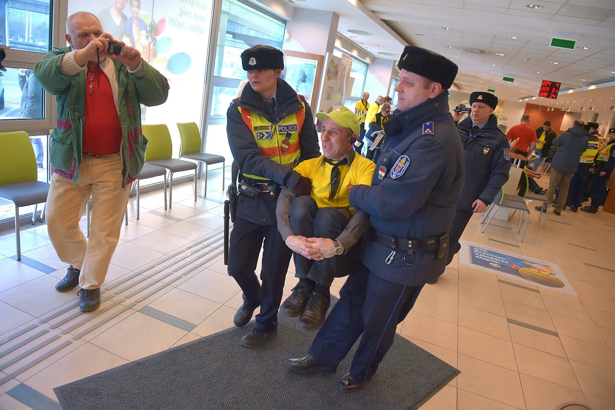 Egyesével vitték ki a bankfiókban sátrazó devizahiteleseket