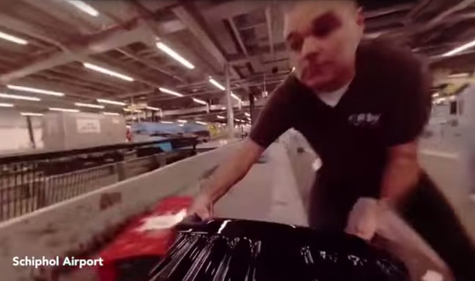 Kiderült, hova tűnnek a reptéren feladott poggyászok - videó