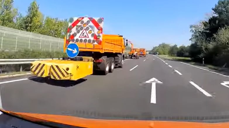 Videón mutatja a közútkezelő, hogyan veszélyezteti egy autós a munkatársaikat 