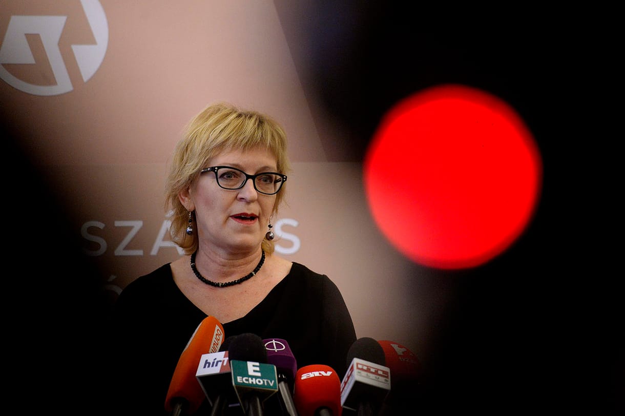 Üzentek Handónak: A törvények betartása nem választás kérdése