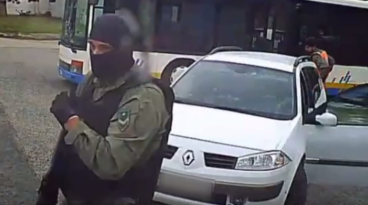 Félmillió forintért keresi a rendőrség a kamu egyenruhában raboló férfiakat