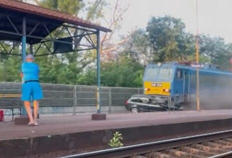 Halálos vonatbaleset Cegléden: videón, ahogy a vonat maga előtt tolja a ronccsá tört autót