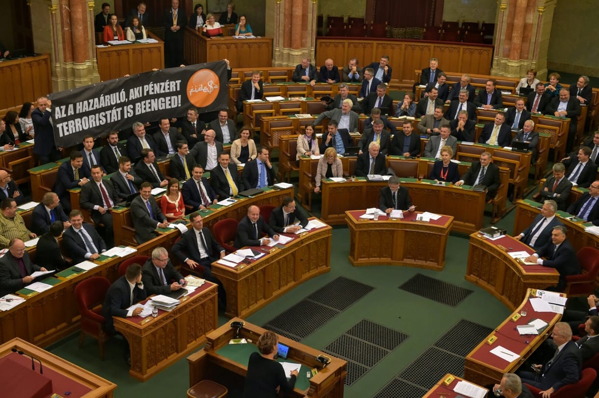 Tovább hazaárulózza egymást a Jobbik és a Fidesz – videó