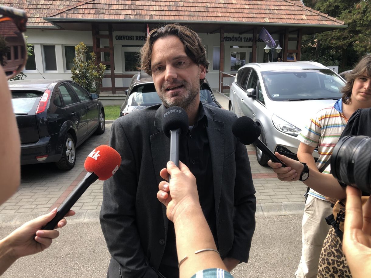 VIP helyett a sima állami orvosi ellátást választja a NER elitje, állítják a kötcsei piknikezők - videó