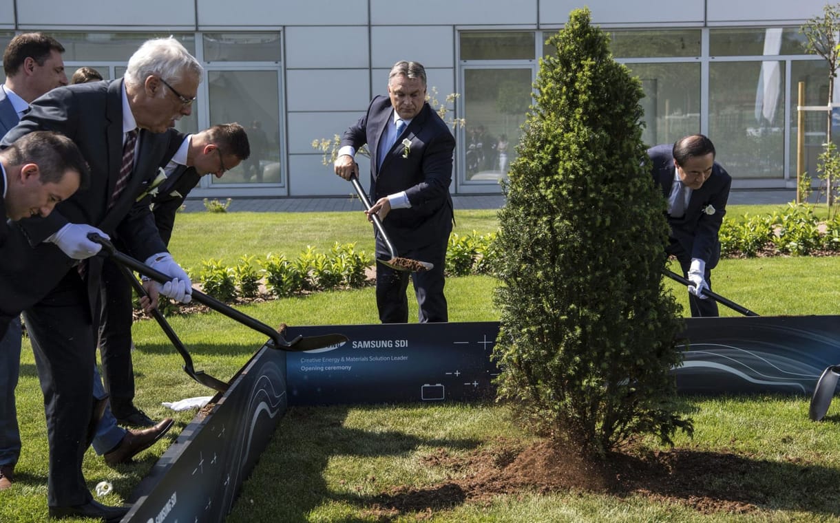 Ázsiai multikba lapátol pénzt a kormány, hogy akkunagyhatalom legyünk