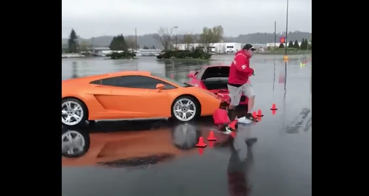 Ilyen az, amikor egy Ferrari és egy Lamborghini csúnyán összecsattan – videó
