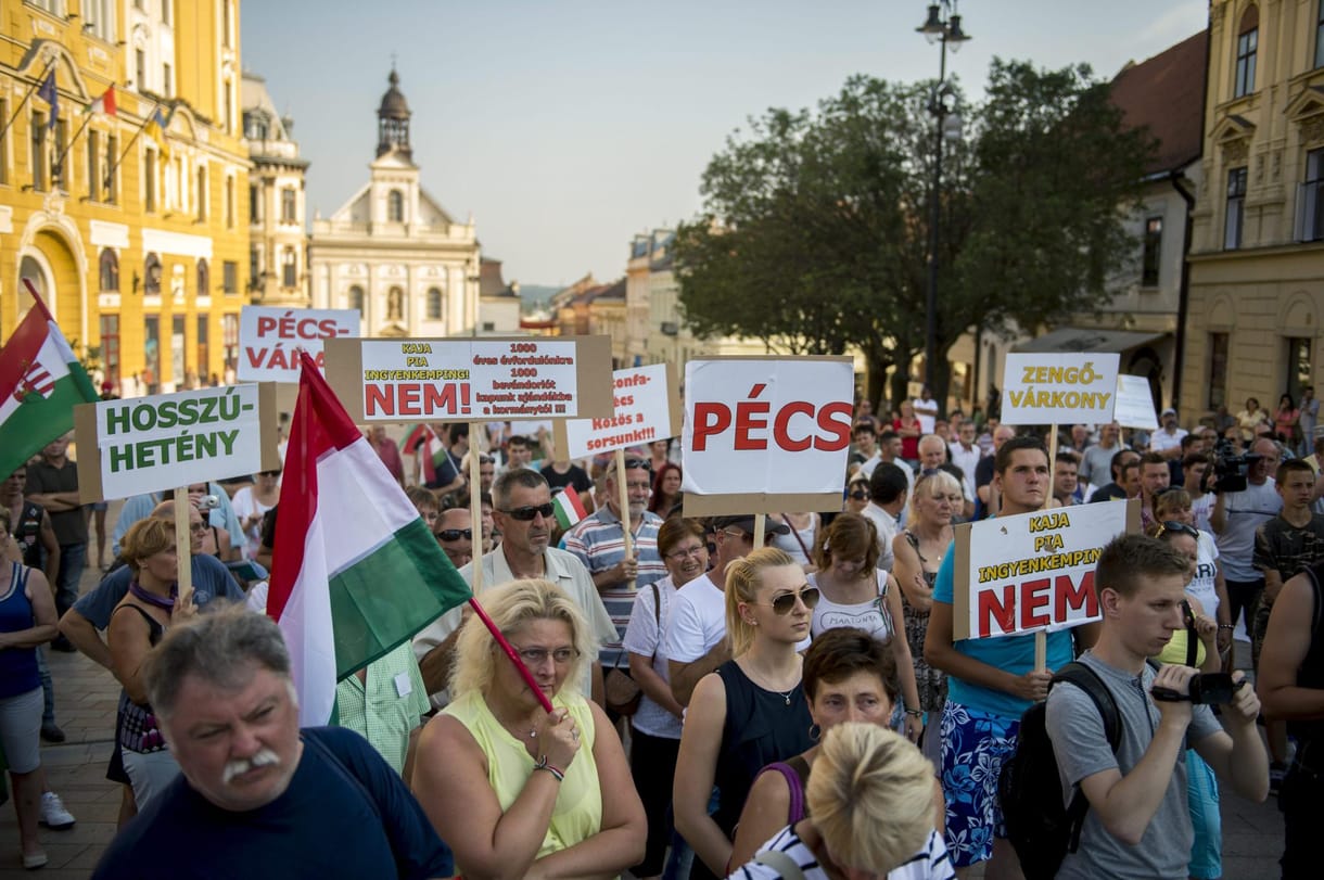 Fotók: A martonfai menekülttábor ellen tüntettek Pécsen