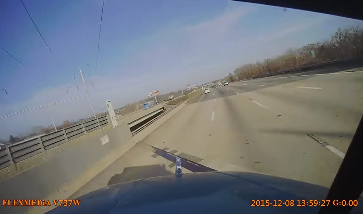 Ezt látja a sofőr, amikor felborul a kamion – videó