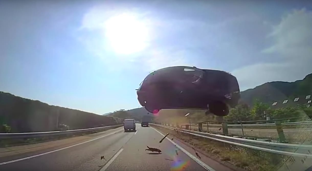 Átszakította a korlátot, egyenesen a buszba repült egy autó Japánban – videó