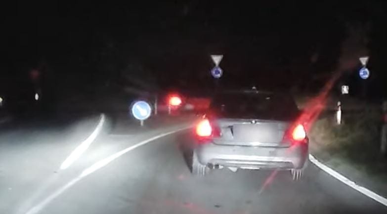Az egyik BMW-s biztosított, amíg a másik driftelt a körfogalomban – videó