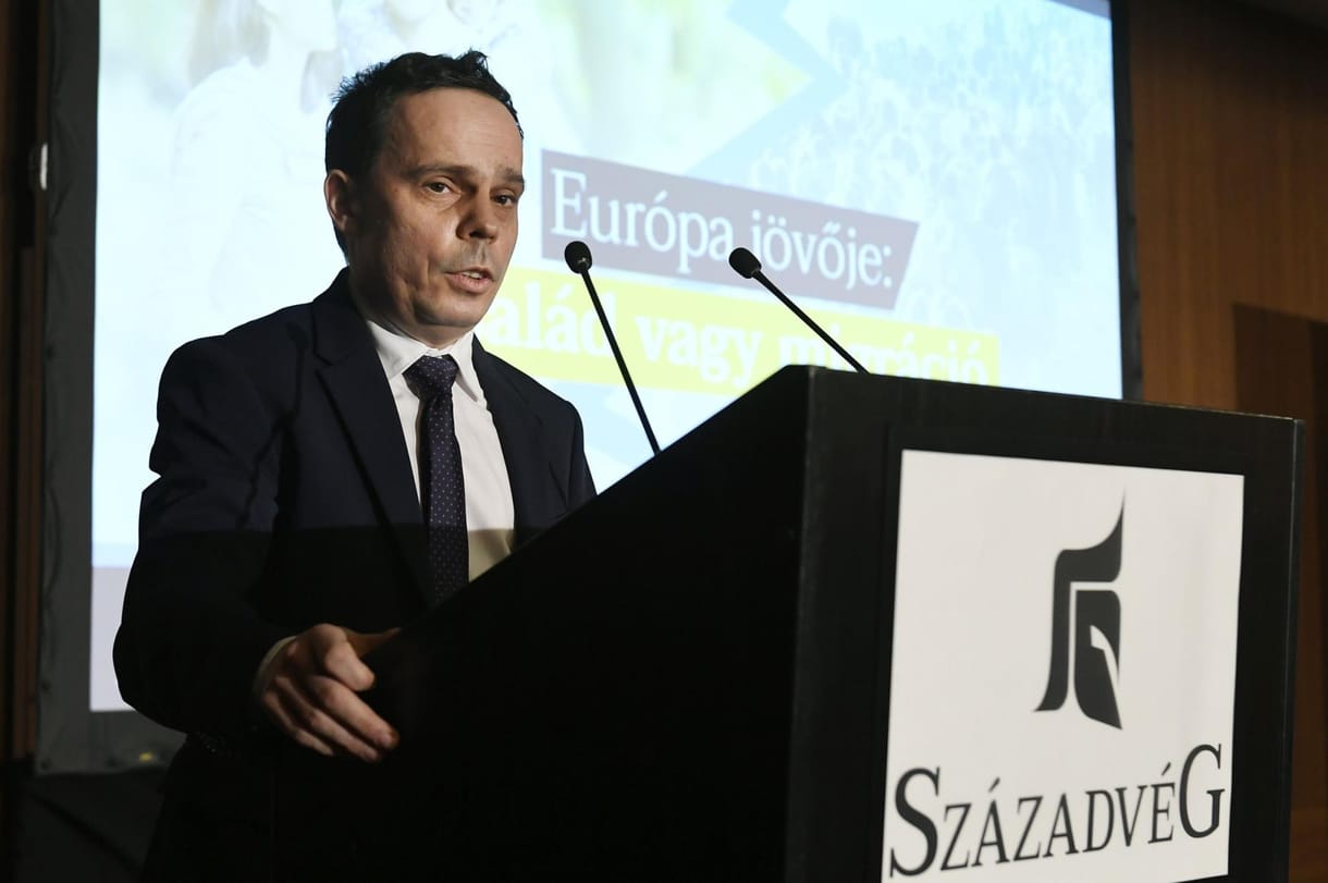 444: G. Fodor megbukott, átszervezik a Századvéget