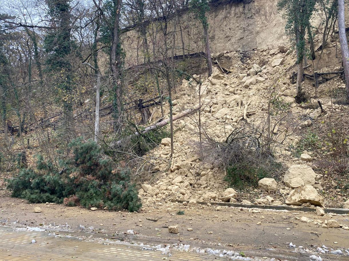 Leszakadt a löszfal Balatonföldváron