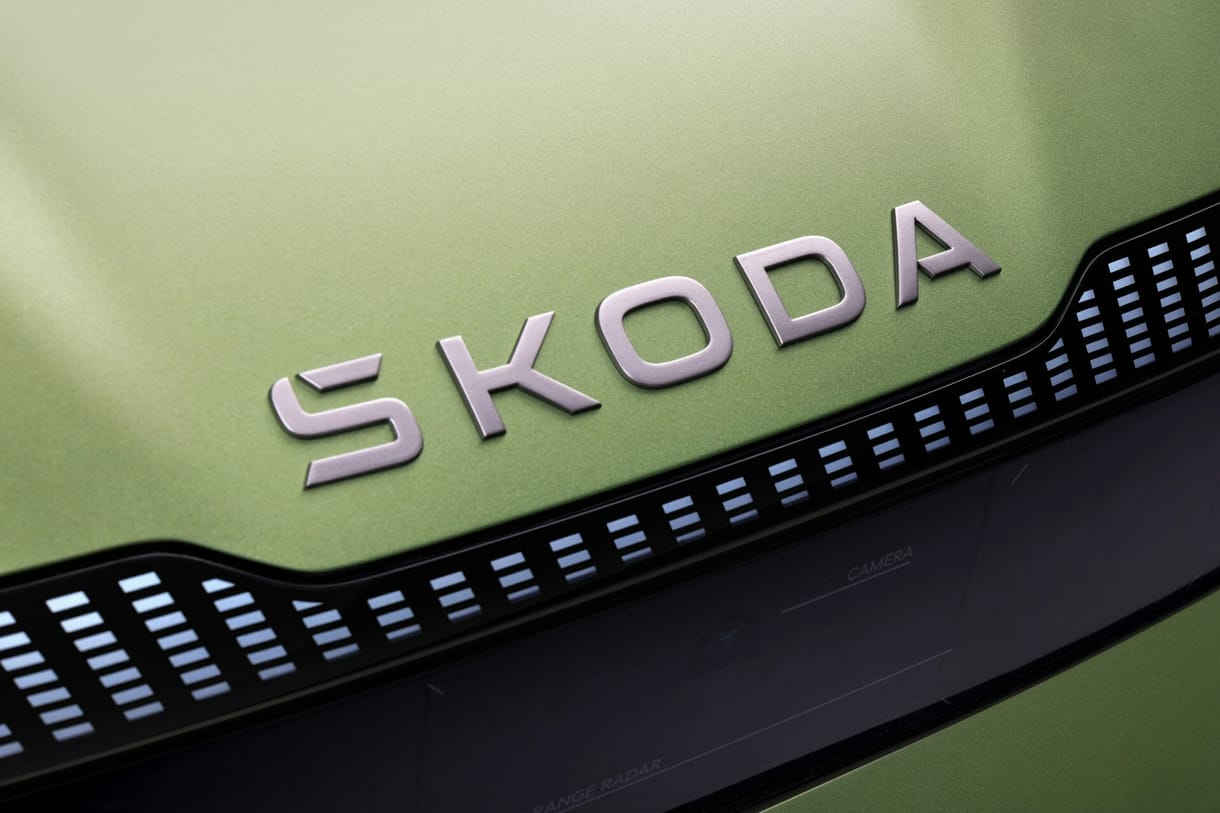 Átalakul a Skoda felirat, és a szárnyas nyíl háttérbe kerül a csehek autóin