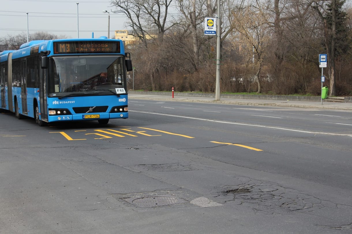 Amikor még a metrópótlót is elterelik